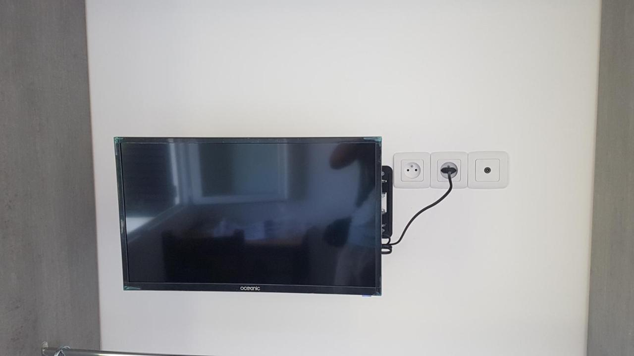 New Cheap Private Room, Kitchen , Overwieuw Sea,Tram On Spot, 12 Minutes From Nice Train Station With Tram , Beach In 17 Min Tram , Chambre Privee Pas Cher, Cuisine Equipee , Tram Sur Place, Apercu Mer, 12 Min De La Gare De Nice Avec Le Tram, 17 Min Luaran gambar