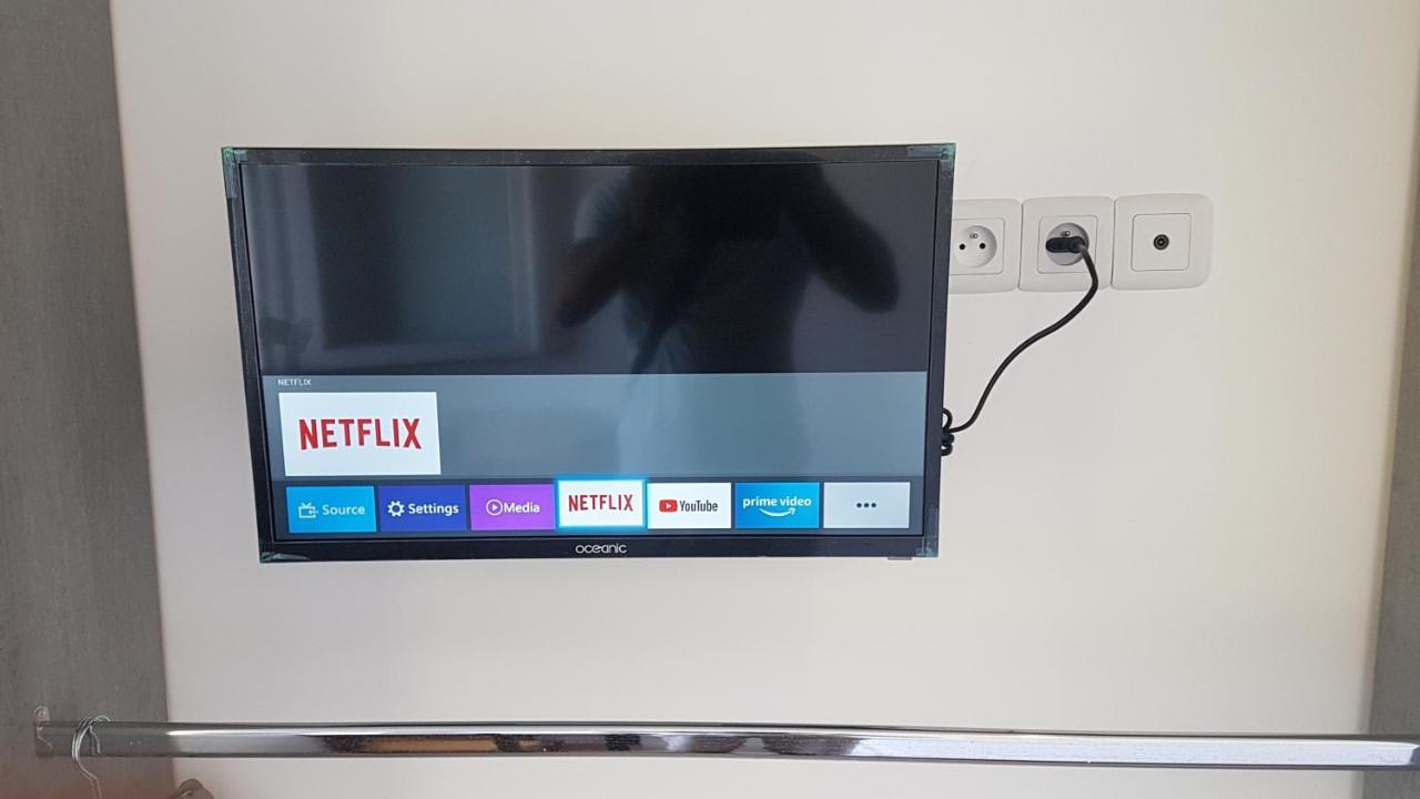 New Cheap Private Room, Kitchen , Overwieuw Sea,Tram On Spot, 12 Minutes From Nice Train Station With Tram , Beach In 17 Min Tram , Chambre Privee Pas Cher, Cuisine Equipee , Tram Sur Place, Apercu Mer, 12 Min De La Gare De Nice Avec Le Tram, 17 Min Luaran gambar