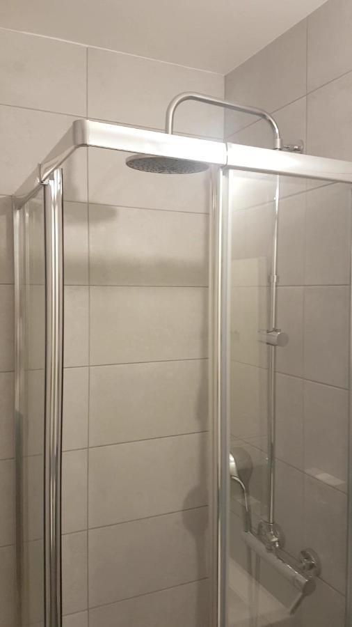New Cheap Private Room, Kitchen , Overwieuw Sea,Tram On Spot, 12 Minutes From Nice Train Station With Tram , Beach In 17 Min Tram , Chambre Privee Pas Cher, Cuisine Equipee , Tram Sur Place, Apercu Mer, 12 Min De La Gare De Nice Avec Le Tram, 17 Min Luaran gambar