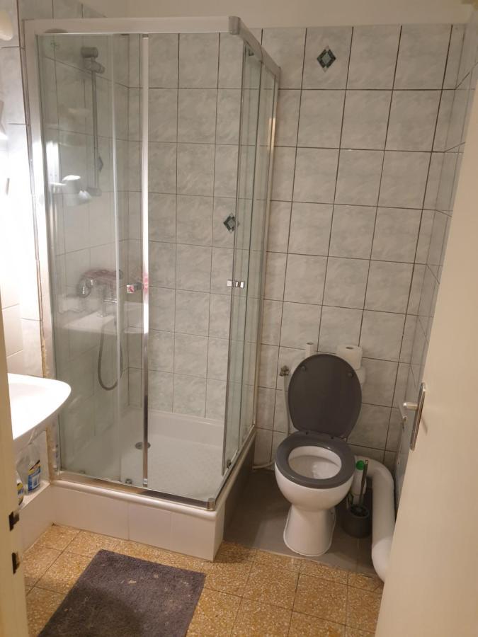 New Cheap Private Room, Kitchen , Overwieuw Sea,Tram On Spot, 12 Minutes From Nice Train Station With Tram , Beach In 17 Min Tram , Chambre Privee Pas Cher, Cuisine Equipee , Tram Sur Place, Apercu Mer, 12 Min De La Gare De Nice Avec Le Tram, 17 Min Luaran gambar