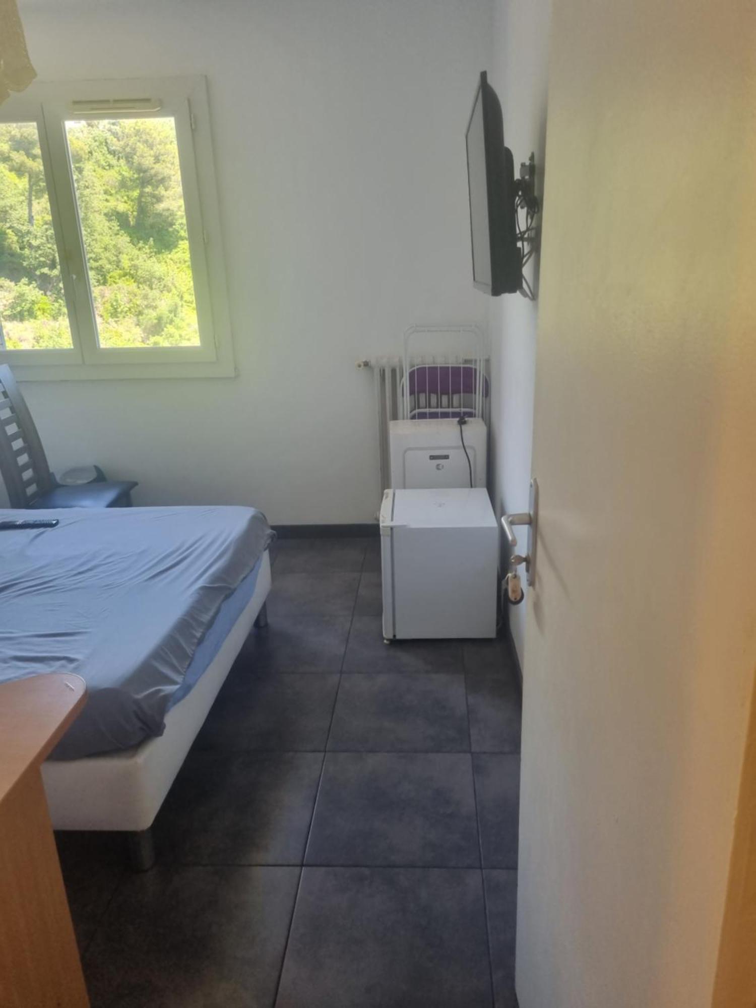 New Cheap Private Room, Kitchen , Overwieuw Sea,Tram On Spot, 12 Minutes From Nice Train Station With Tram , Beach In 17 Min Tram , Chambre Privee Pas Cher, Cuisine Equipee , Tram Sur Place, Apercu Mer, 12 Min De La Gare De Nice Avec Le Tram, 17 Min Bilik gambar
