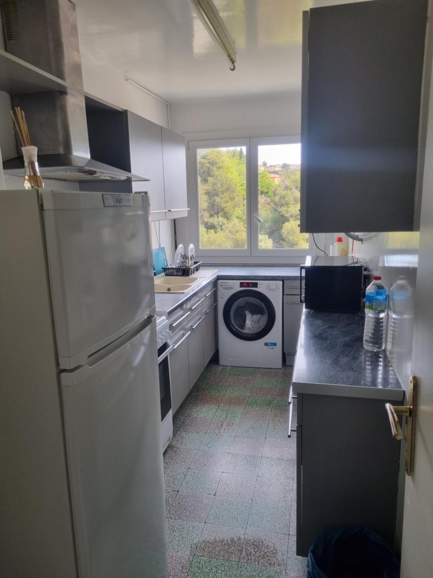 New Cheap Private Room, Kitchen , Overwieuw Sea,Tram On Spot, 12 Minutes From Nice Train Station With Tram , Beach In 17 Min Tram , Chambre Privee Pas Cher, Cuisine Equipee , Tram Sur Place, Apercu Mer, 12 Min De La Gare De Nice Avec Le Tram, 17 Min Luaran gambar