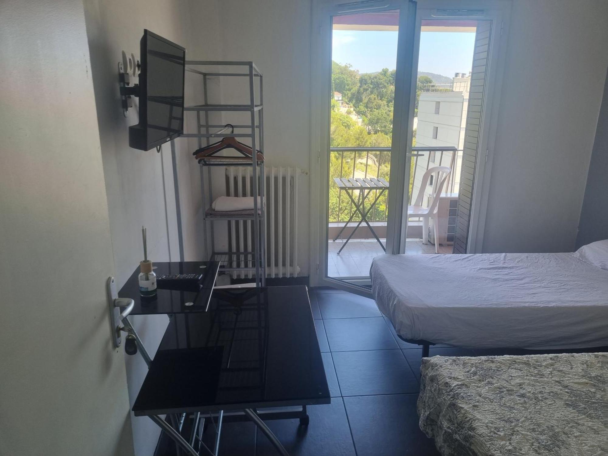 New Cheap Private Room, Kitchen , Overwieuw Sea,Tram On Spot, 12 Minutes From Nice Train Station With Tram , Beach In 17 Min Tram , Chambre Privee Pas Cher, Cuisine Equipee , Tram Sur Place, Apercu Mer, 12 Min De La Gare De Nice Avec Le Tram, 17 Min Bilik gambar